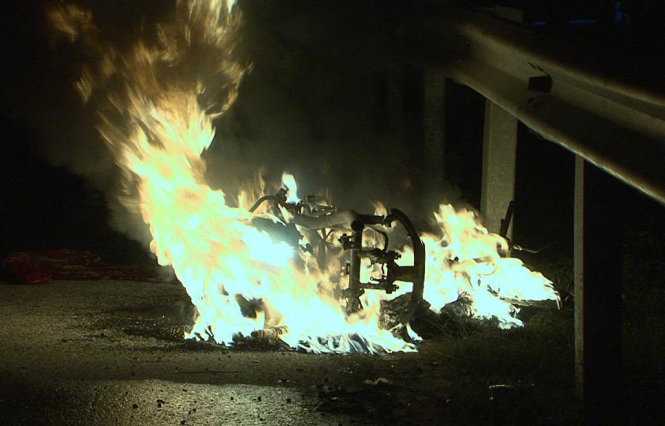 Thấy dưới chân nóng ran, hoảng hốt phát hiện xe bốc cháy