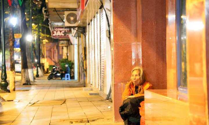 Ảnh: Người vô gia cư co ro trong đêm đông Hà Nội