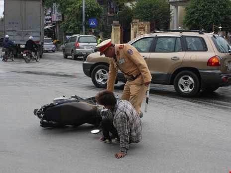 Ảnh: Nhìn thấy CSGT, nam thanh niên 'giật mình' ngã ra đường