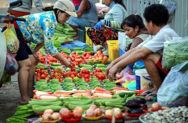 Ảnh: Độc đáo khu chợ đĩa 5.000 đồng giữa Sài Gòn