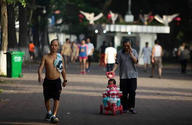 Ảnh: Dân thủ đô cởi trần tập thể dục, mặc áo chống nắng giữa mùa đông