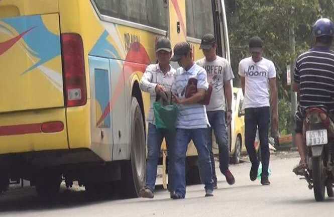 Giang hồ lừa đảo trên xe buýt: Đề nghị công an vào cuộc