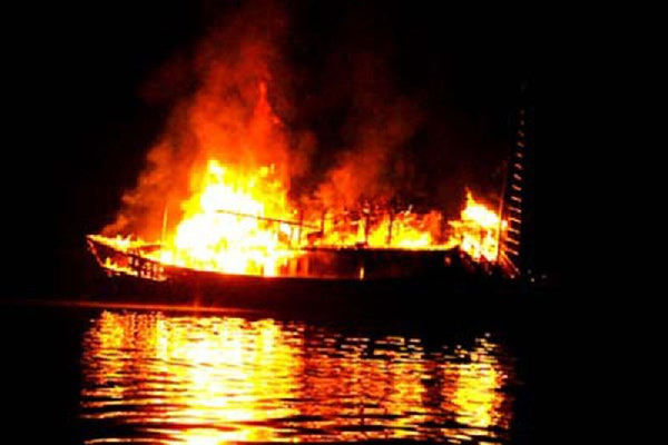 Tàu cá phát hỏa, 14 ngư dân nhảy xuống biển giữa đêm