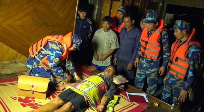 Đưa 6 thuyền viên cùng tàu cá gặp nạn ở Hải Phòng về đất liền an toàn