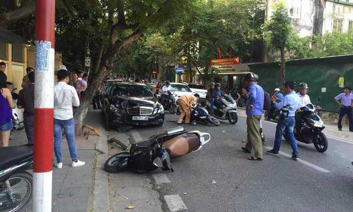 Ô tô mất lái tông 2 xe máy, 4 người nhập viện