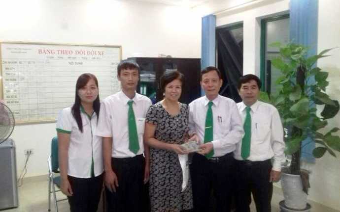 Tài xế taxi trả lại 100 triệu đồng cho hành khách để quên