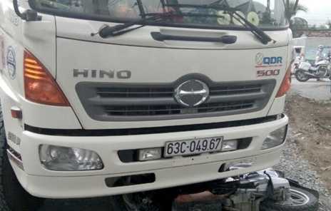 Người đàn ông bị xe tải kéo lê 10m, chết thảm