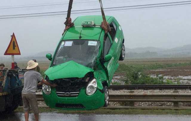 Taxi bị tàu hỏa kéo rê 50m, 3 người may mắn thoát chết