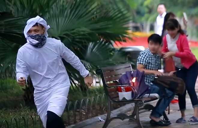 Công an truy tìm nhóm thanh niên 'ra đường đốt bom' ở Hà Nội
