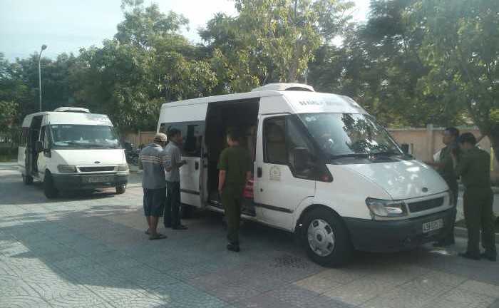 Bị 'cẩu tặc' đập phá, công an cho mượn xe để đón dâu đúng giờ