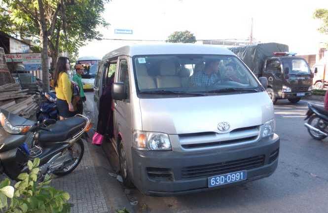 Cho đoàn rước dâu mượn xe: Gia đình xin trả tiền, công an không nhận