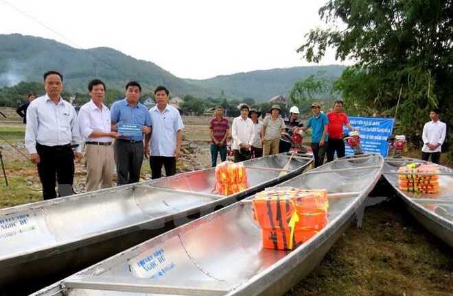 Kiều bào Nga tặng quà cho bà con vùng lũ miền Trung