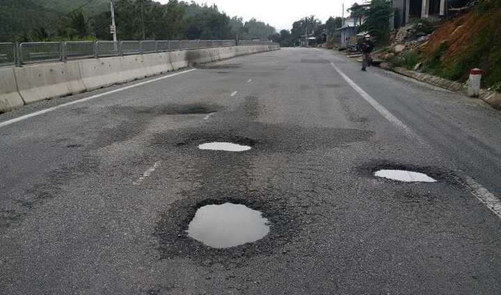 Ảnh: Đường gần 3.000 tỷ vừa làm xong đã chi chít ổ voi, ổ gà