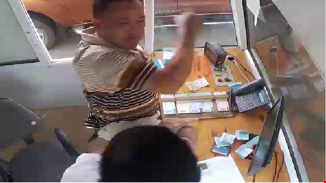 Cán bộ kiểm lâm đánh nhân viên thu phí bị kỷ luật thế nào?