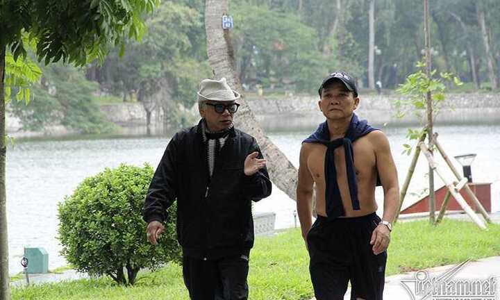 Ảnh: Người ở trần, người mặc áo mưa tập thể dục giữa giá rét