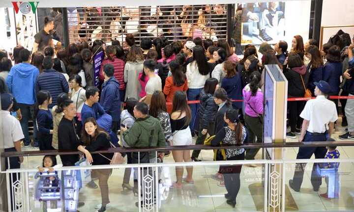 Ảnh: Dân Thủ đô nhộn nhịp mua sắm trong ngày Black Friday