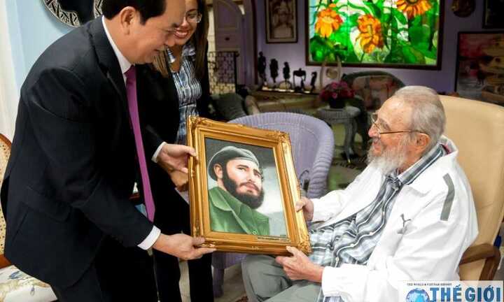 Ảnh: Lãnh tụ Cuba Fidel Castro trong cuộc gặp Chủ tịch nước Trần Đại Quang