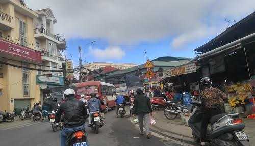 Bến xe 'kỳ lạ' giữa thành phố Đà Lạt