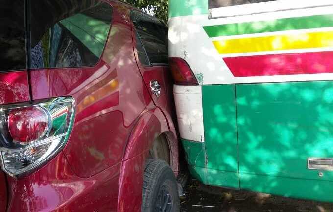 Xe buýt chạy lùi, hàng loạt phương tiện bị tông nát