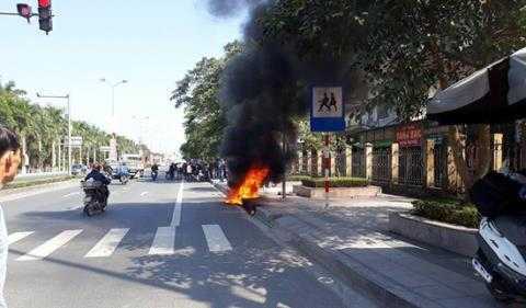 Bị CSGT xử phạt, tài xế châm lửa đốt xe máy: Thông tin mới nhất