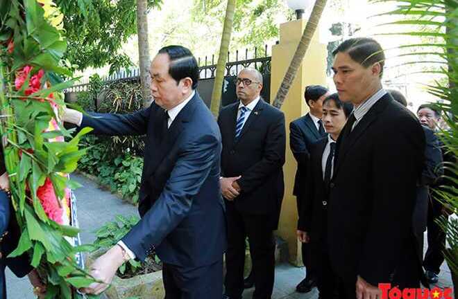 Ảnh: Cảm động lễ viếng lãnh tụ Fidel Castro tại Đại sứ quán Cuba