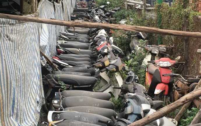 Xe vi phạm để ngổn ngang, phủ bụi trong sân trụ sở CSGT