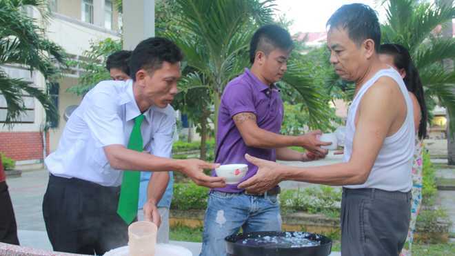 Gã giang hồ khét tiếng nấu cháo từ thiện trả nợ đời
