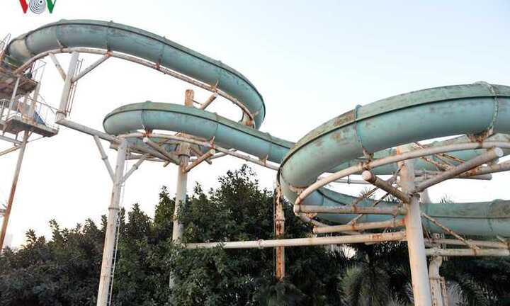 Ảnh: Công viên nước biến thành đống sắt hoen gỉ giữa Thủ đô
