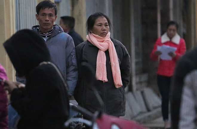 Ảnh: Lo phải thi lại, hàng trăm người dân đi đổi giấy phép lái xe từ mờ sáng