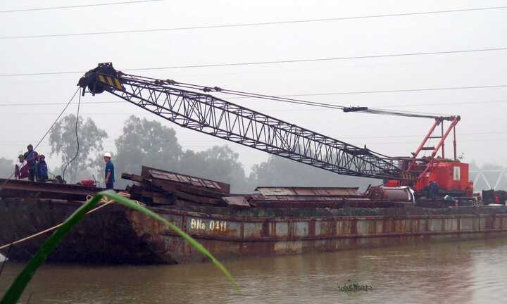 Sà lan 400 tấn đứt neo trôi tự do, uy hiếp cầu đường sắt ở Quảng Nam