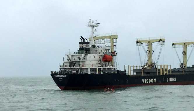 Điều tàu cứu hộ ra biển cứu thuyền viên Trung Quốc bị đau bụng