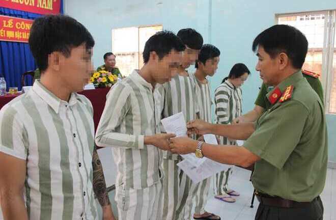 Công an Đồng Nai trao 80 triệu đồng hỗ trợ vốn cho phạm nhân được đặc xá