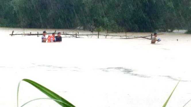 Đi qua cầu, 2 mẹ con bị lũ cuốn trôi