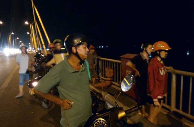 Bỏ lại xe máy, nam thanh niên nhảy cầu tự tử