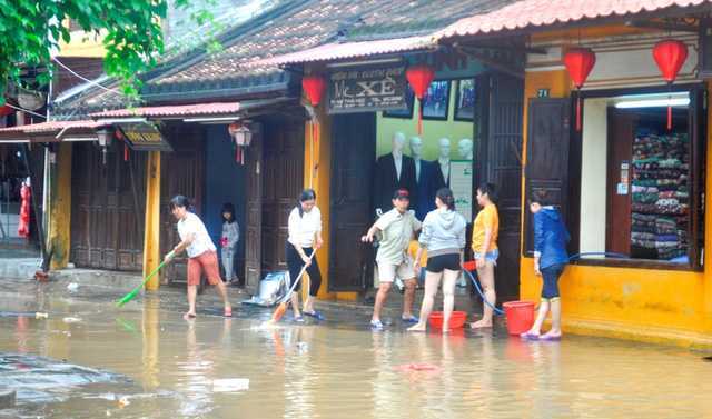 Ảnh: Nước rút, dân phố cổ Hội An tất bật dọn dẹp nhà cửa
