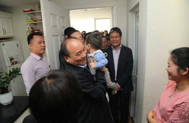 Chùm ảnh: Thủ tướng ghé thăm người dân khu chung cư thu nhập thấp ở Thủ đô