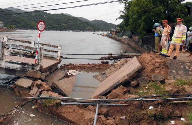 Lũ xoáy cuốn sập cầu, hàng trăm du khách không qua được vịnh Vĩnh Hy