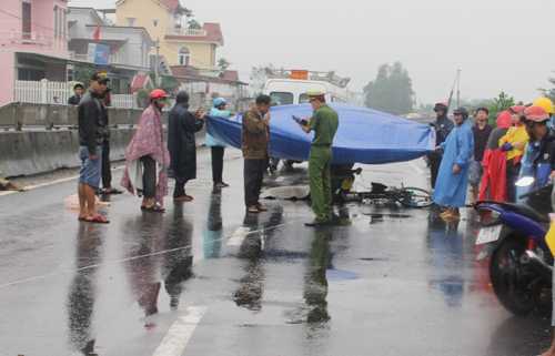 Truy tìm tài xế ô tô biển xanh tông chết người rồi tăng ga bỏ trốn