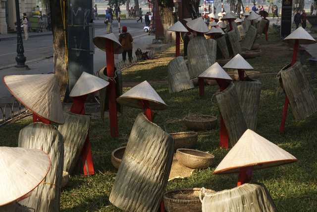 Ảnh: Nông dân đội nón lá, choàng áo tơi giữa Thủ đô