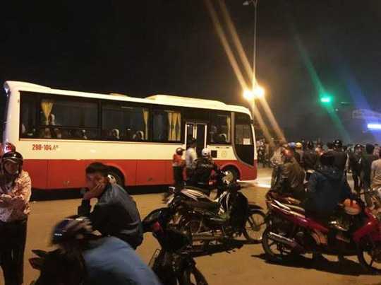 Đi bộ sang đường, người đàn ông bị xe khách tông chết thảm