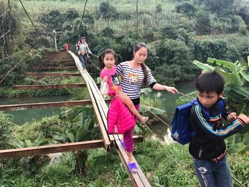 Học sinh vượt cầu treo không mặt sàn: Sở GTVT Hòa Bình lên tiếng