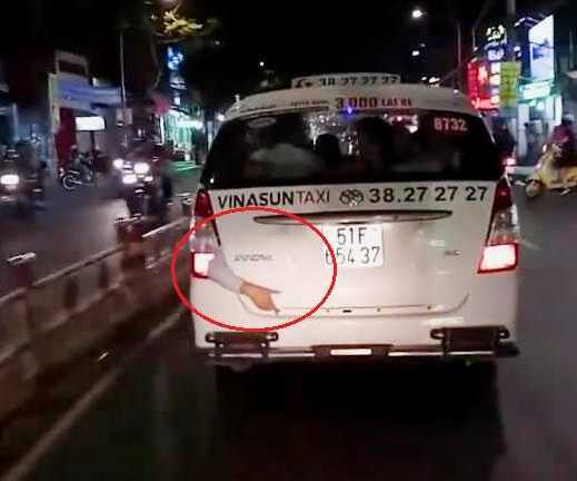 Sự thật cánh tay còn cử động lòi ra từ cốp xe taxi