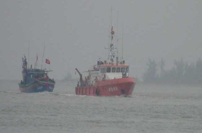 Truy tìm tàu lạ đâm chìm tàu cá ngư dân rồi bỏ chạy