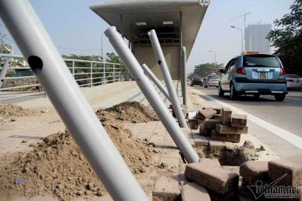 Ảnh: Nhà chờ xe buýt nhanh nghìn tỷ vẫn ngổn ngang trước 'giờ G'