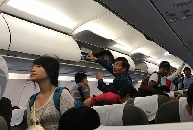 Hành khách đói lả vì máy bay vòng vèo hơn 2 tiếng trên trời