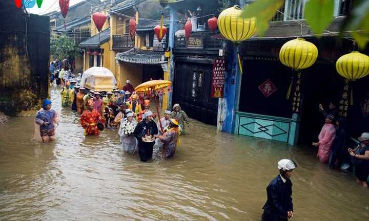 Ảnh: Dòng người đưa tang lò dò trong nước lũ ở phố cổ Hội An