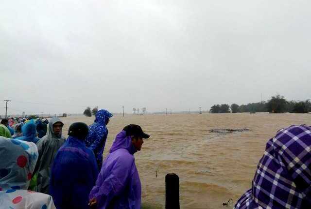 Chở hàng xóm chuyển dạ đi sinh, người đàn ông bị chìm ghe mất tích