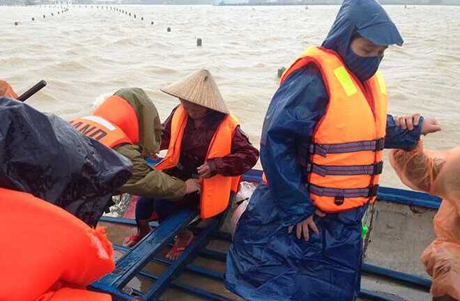Công an huy động canô chở sản phụ chuyển dạ đến bệnh viện