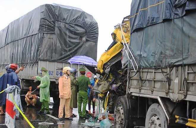 Chờ vịt sang đường, ô tô gây tai nạn liên hoàn