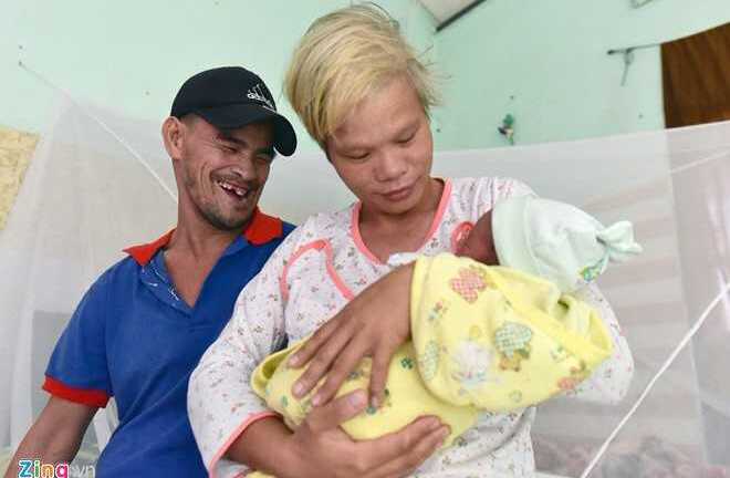 Ảnh: Niềm vui vỡ òa của anh chồng khoèo và chị vợ câm điếc